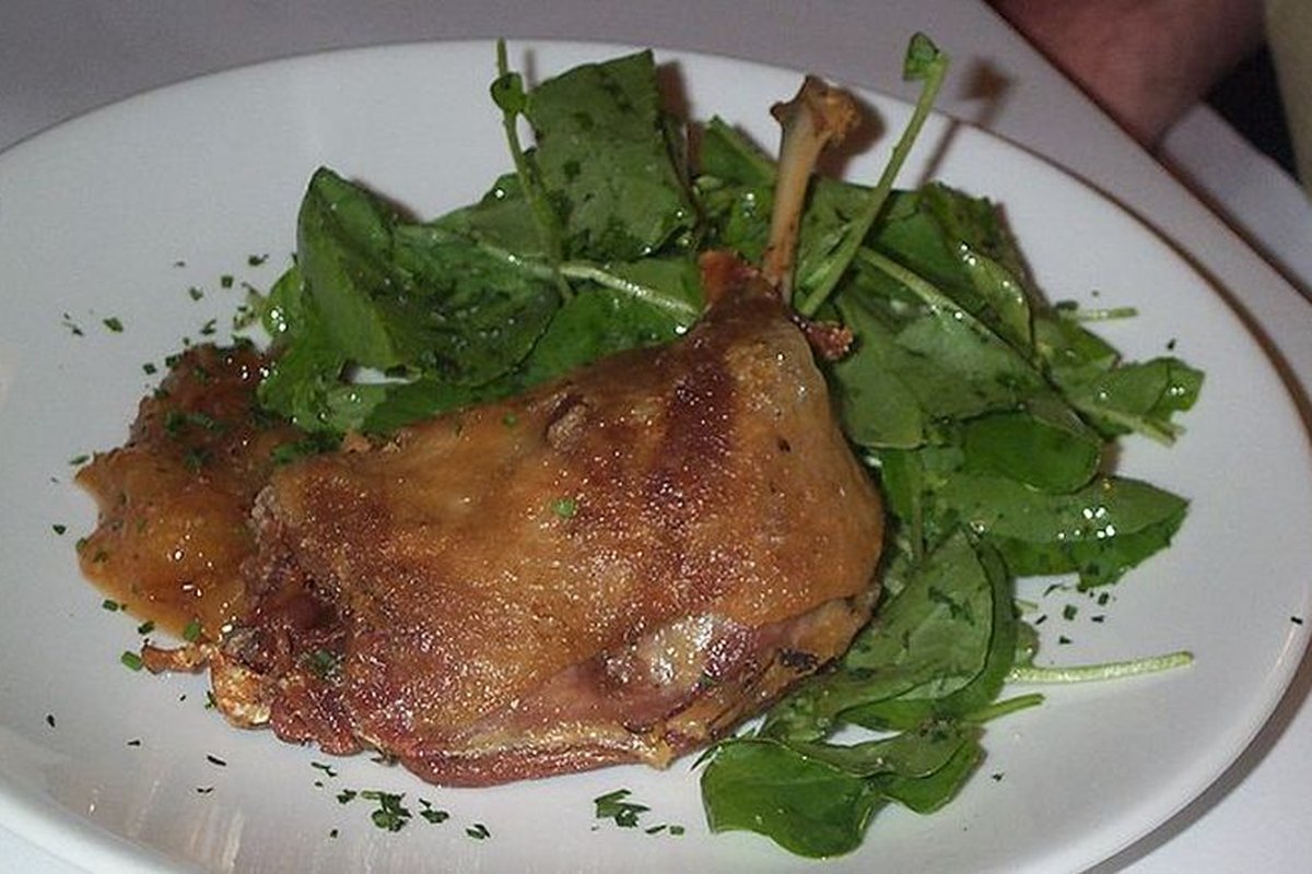 Les secrets du canard confit maison : cuisses fondantes et peau dorée croustillante